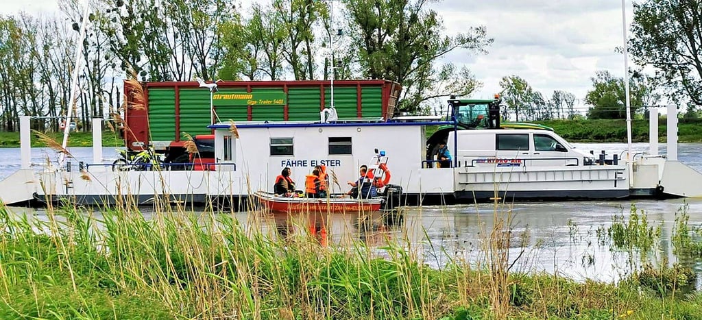 Die Kameraden der Freiwilligen Feuerwehr Elster haben die Fahrgäste mit zwei Booten sicher ans Ufer gebracht.