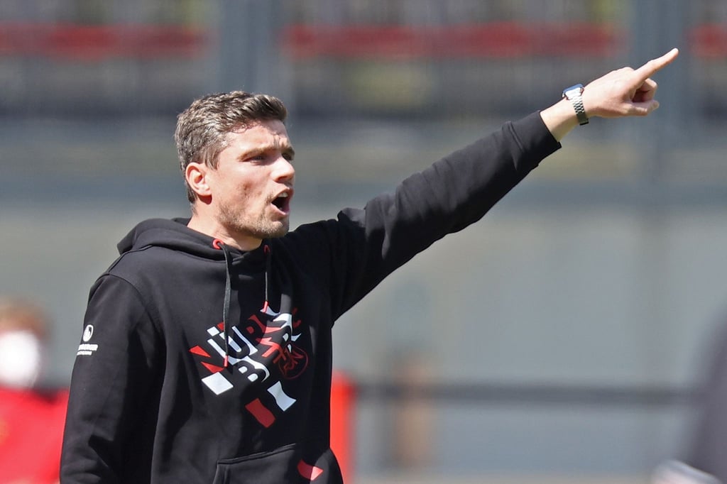 Der Nürnberger Trainer Robert Klauß reagiert auf den Spielverlauf.
