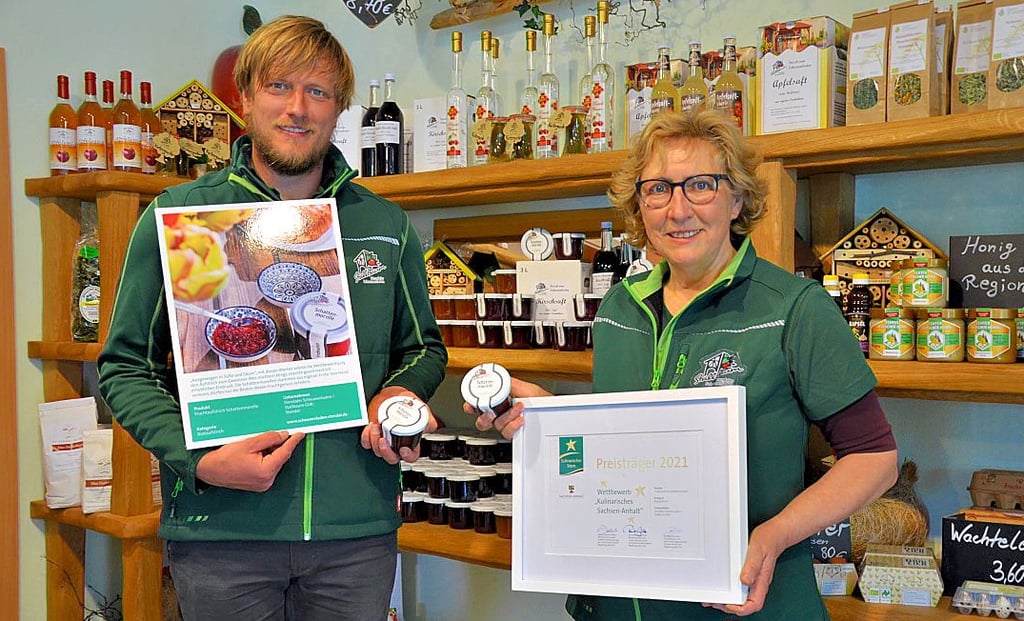 André und Carola Stallbaum aus Stendal präsentieren ihre Schattenmorellen-Marmelade. Ein Glas kostet 3,75 Euro.