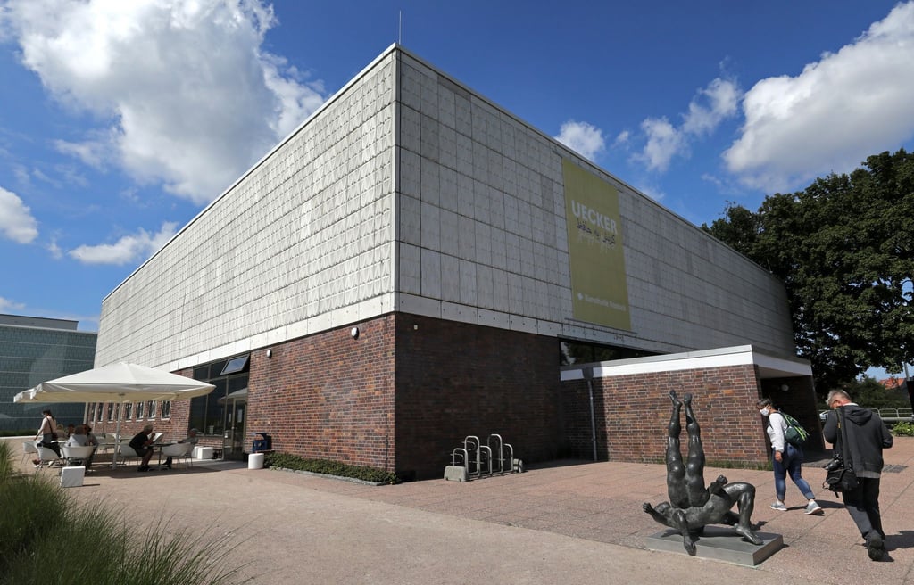 Blick auf die Kunsthalle Rostock bei schönem Wetter.