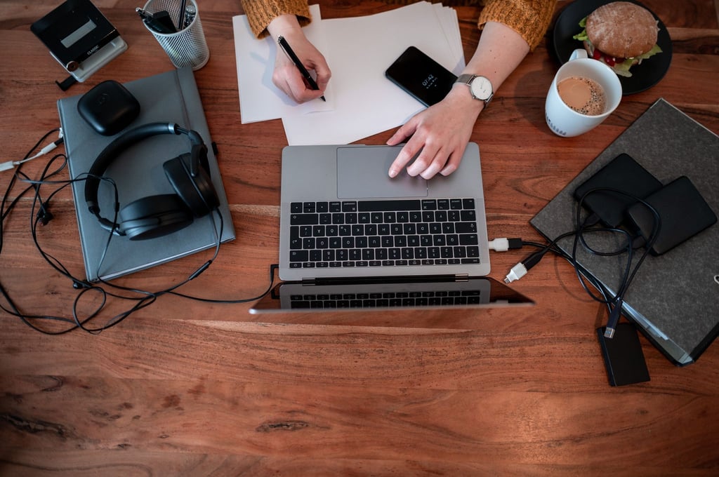 Viele Unternehmen wollen, dass ihre Beschäftigten so schnell wie möglich aus dem Homeoffice zurückkehren. Die Gewerkschaften jedoch treten kräftig auf die Bremse.