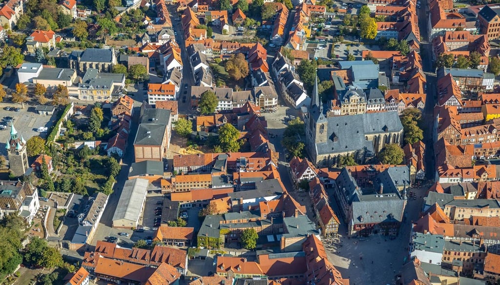 Luftbild des Zentrums von Quedlinburg mit Marktkirche und Rathaus