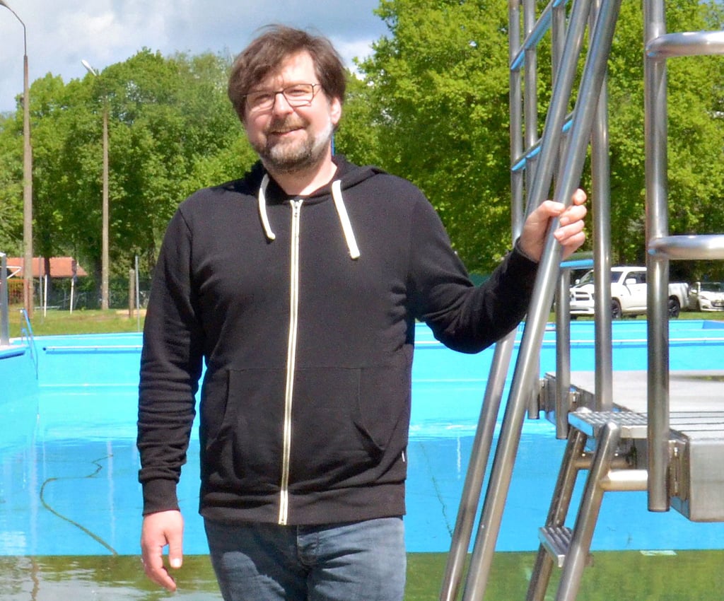 Mirko Wolff, hier im Freibad Kalbe, dessen Förderverein er vorsteht, möchte das politische Leben in Sachsen-Anhalt vor allem so gestalten, dass der ländliche Raum gestärkt hervorgeht.