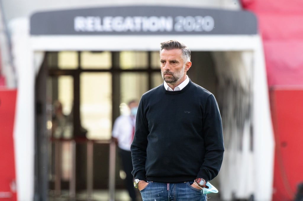 Trainer Tomas Oral von Ingolstadt steht vor Spielbeginn auf dem Spielfeld.