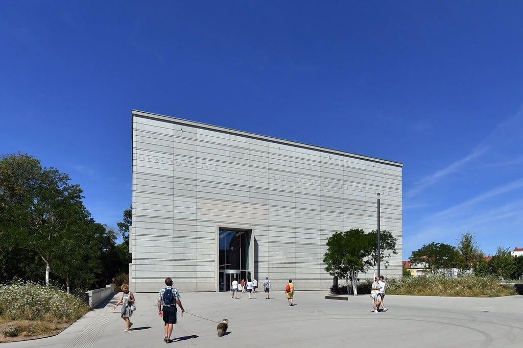 Blauer Himmel über dem Bauhaus-Museum in Weimar.