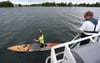 Wasserschutzpolizist Thomas Rupflin kontrolliert auf dem Bodensee eine Stand-up-Paddlerin.