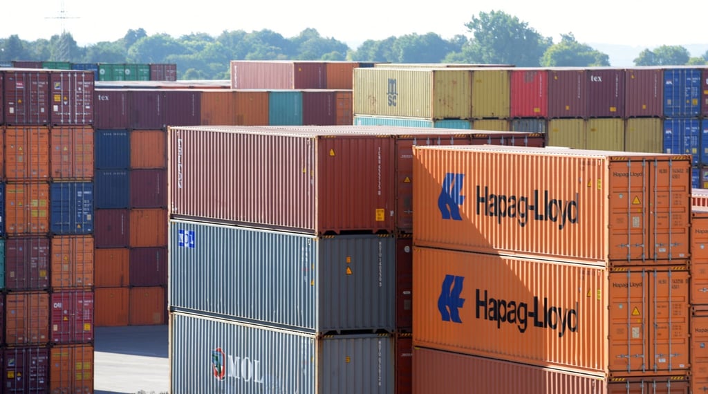 Hapag-Lloyd Container stehen in Ulm im Umschlagbahnhof.