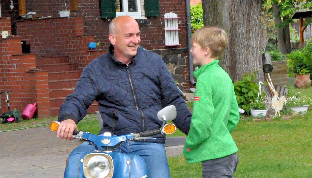 Der parteilose Kandidat Christian Werner will, dass den Kindern in Burg mehr geboten wird. Louis ist sein ältestes Kind. Mit ihm geht es öfters auf der fast 60 Jahre alten Schwalbe an den Kanal zum Angeln.