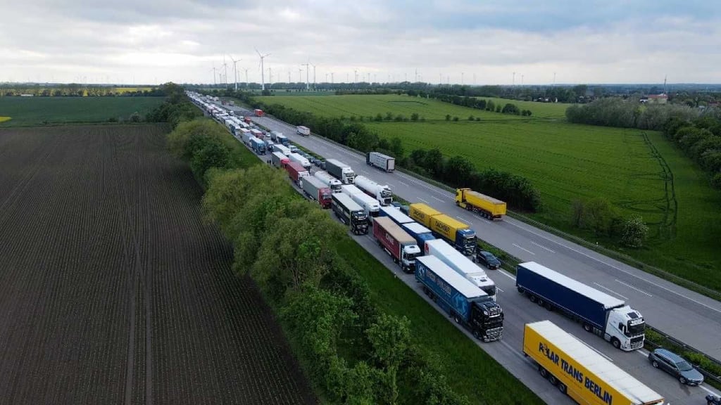 Auf der A2 bildete sich aufgrund des Unfalls ein kilometerlanger Stau.
