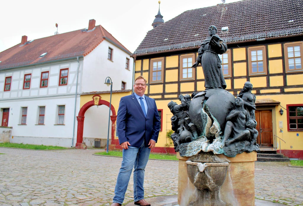 Patrick Schubert (CDU) stellt sich der Wahl zum Bürgermeister am 6. Juni in Annaburg. Der Marineoffizier lebt seit 1999 in der Stadt. Auf dem Foto steht er neben der Michael-Stifel-Skulptur auf dem Markt in Annaburg.