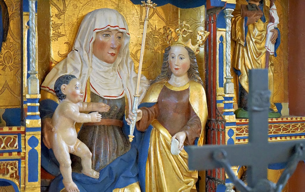 Anna selbdritt – die Mutter Marias und Großmutter Jesu. Der Vorname Anna erfreute sich am Ende des Mittelalters großer Beliebtheit, ebenso wie der Vorname Joachim, des Ehemanns der heiligen Anna.