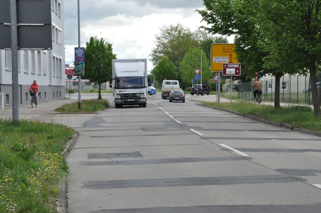 Seit vielen Jahren im Gespräch ist die beabsichtigte grundhafte Sanierung der Bernburger Straße in Staßfurt. Mittlerweile befindet sich die Landesstraße in Planung. Wann diese umgesetzt wird, kann die Landesstraßenbaubehörde allerdings noch immer nicht konkret sagen. Foto: Falk Rockmann