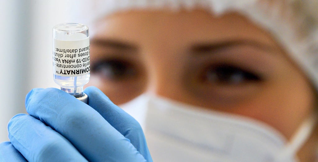 Eine Frau zieht eine Impfdosis aus einem Fläschchen mit dem Wirkstoff von Biontech/Pfizer auf: Während die Politik Schülern rasche Impfangebote unterbreiten will, kritisieren Mediziner den Schritt als voreilig.