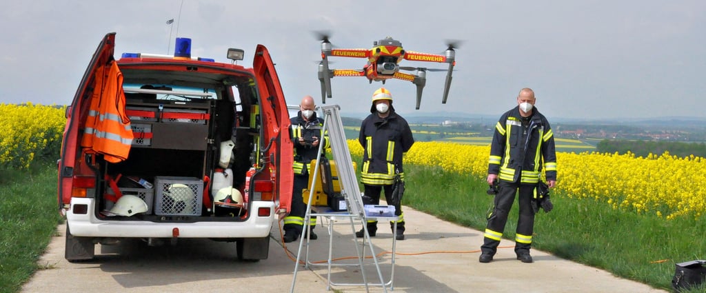 Die Feuerwehr-Drohne und der Mannschaftstransportwagen der Osteröder Drohnengruppe sind einsatzbereit.