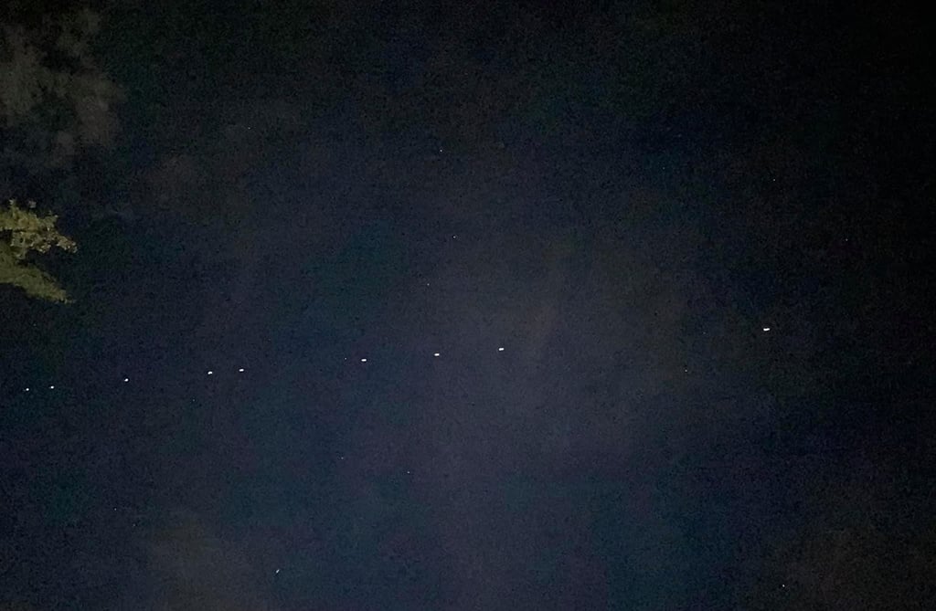Eine mysteriöse Lichterreihe beschäftigt die Menschen in Lebendorf.