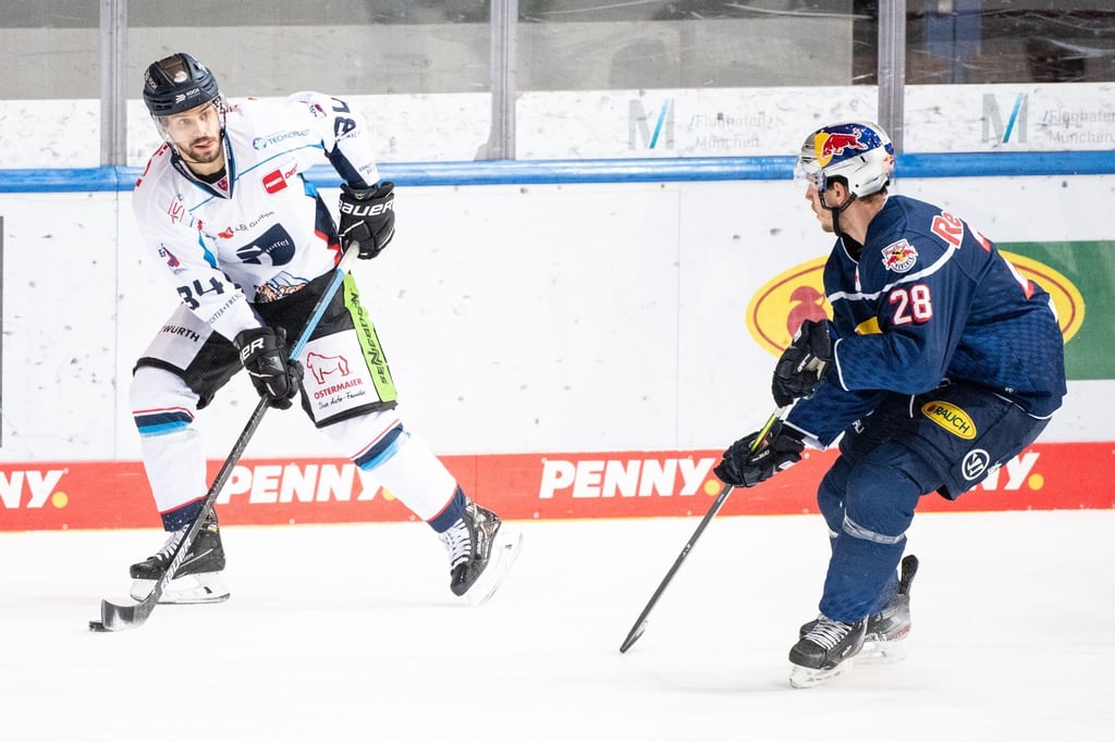 Benedikt Kohl von Straubing (l) und Frank Mauer von München im Zweikampf um den Puck.