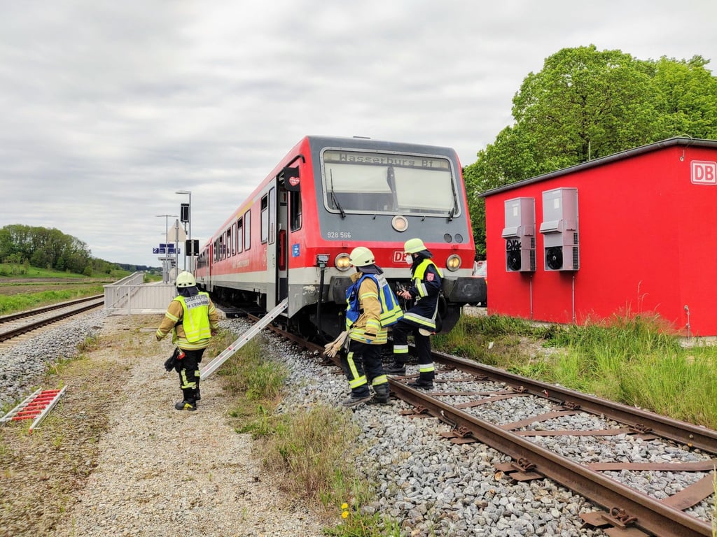 Feuerwehrleute sind an einem Regionalzug im Einsatz, nachdem dieser eine 14-Jährige erfasst hatte.