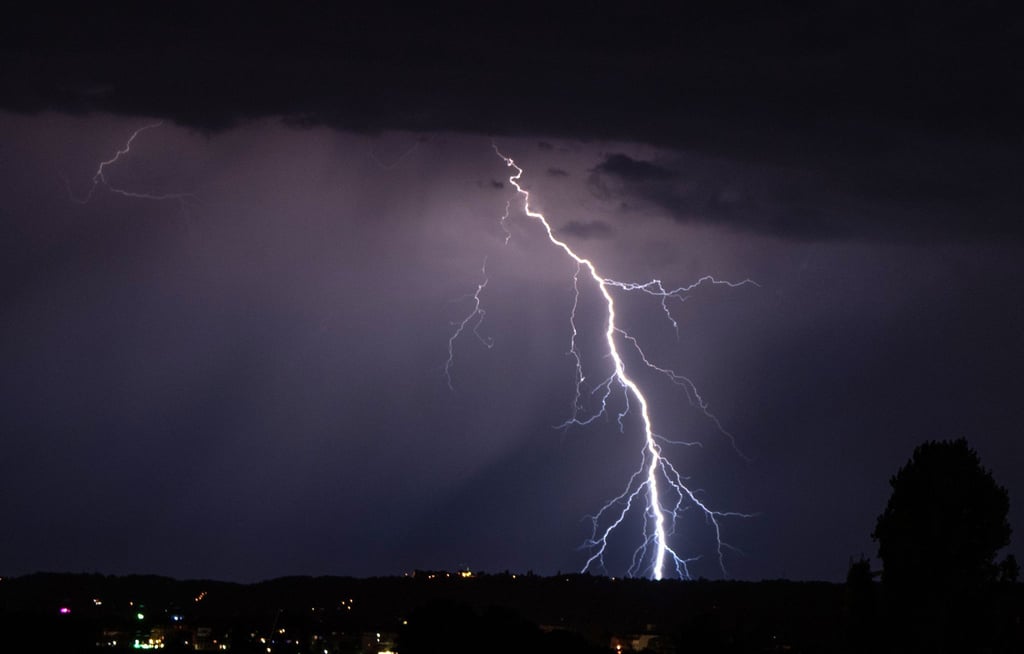 Blitze gehen während eines Gewitters in der Nacht nieder.