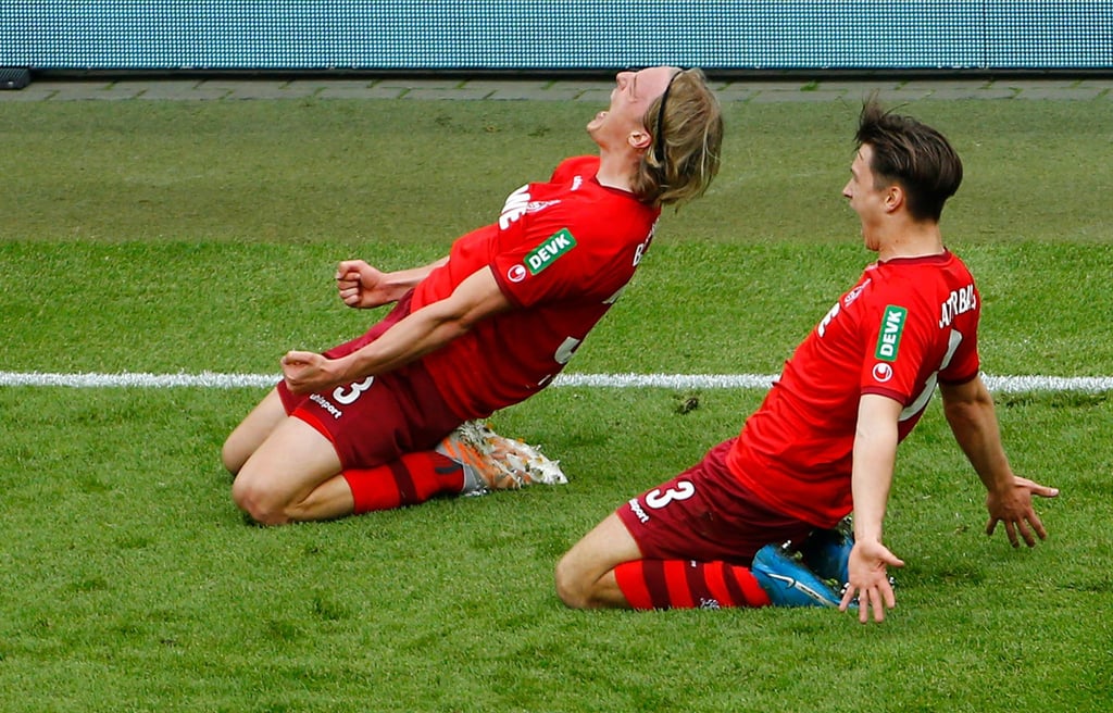 Kölns Sebastiaan Bornauw (l) und Noah Katterbach jubeln.