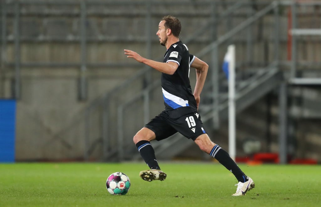 Bielefelds Manuel Prietl führt den Ball.