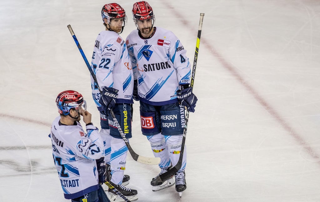 Wayne Simpson (l-r), Mathew Bodie und Morgan Ellis von ERC Ingolstadt.