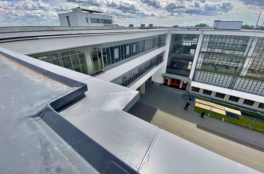 Dacharbeiten am Bauhausgebäude, die Bleche werden erneuert