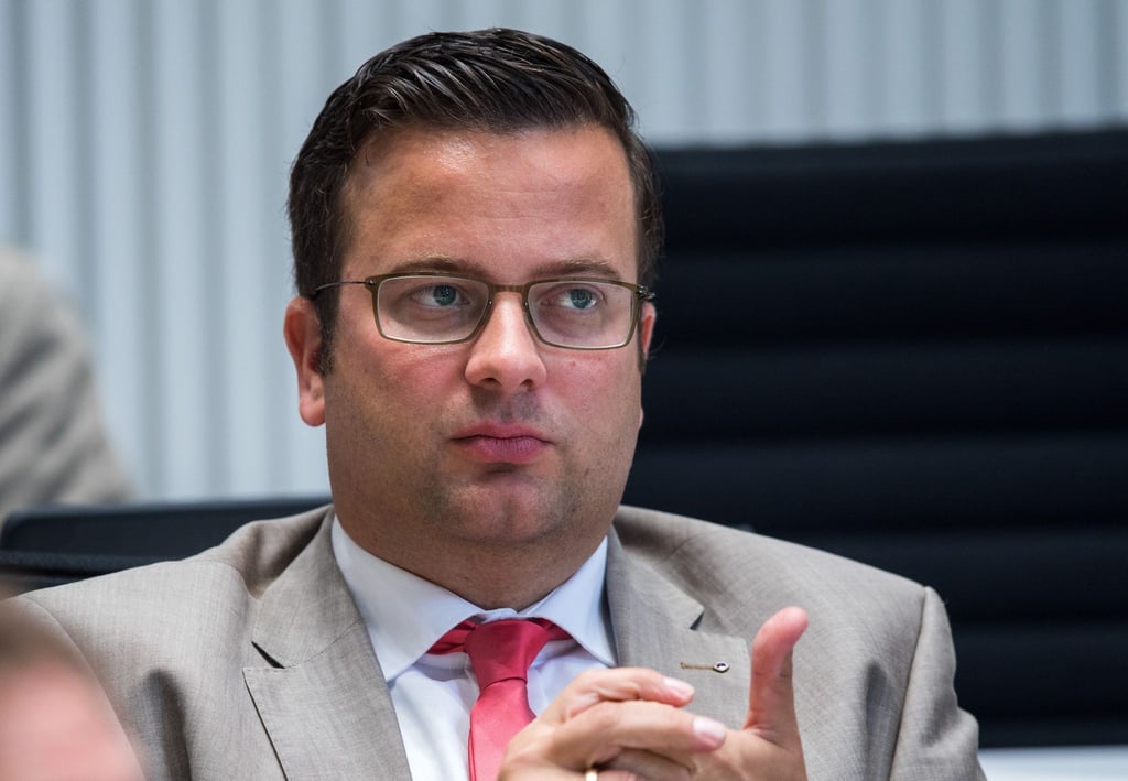 Sebastian Ehlers aus der Fraktion der CDU sitzt in einem Plenum.