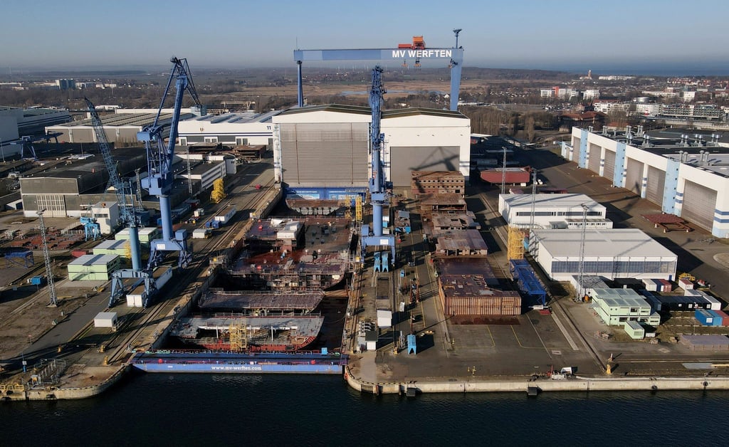 Die Warnemünder Werft von MV Werften. Im Dock, neben dem Dock und in den Schiffbauhallen liegen halbfertige Sektionen für den Neubau des Kreuzfahrtschiffes "Global 1".