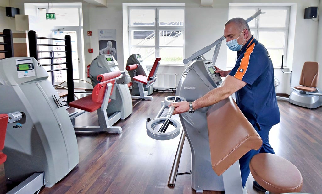Im „Injoy“-Fitnessstudio in Wolfen überprüft Geschäftsführer Matthias Soltischeck ein Gerät, bevor es hier wieder in die Vollen geht.