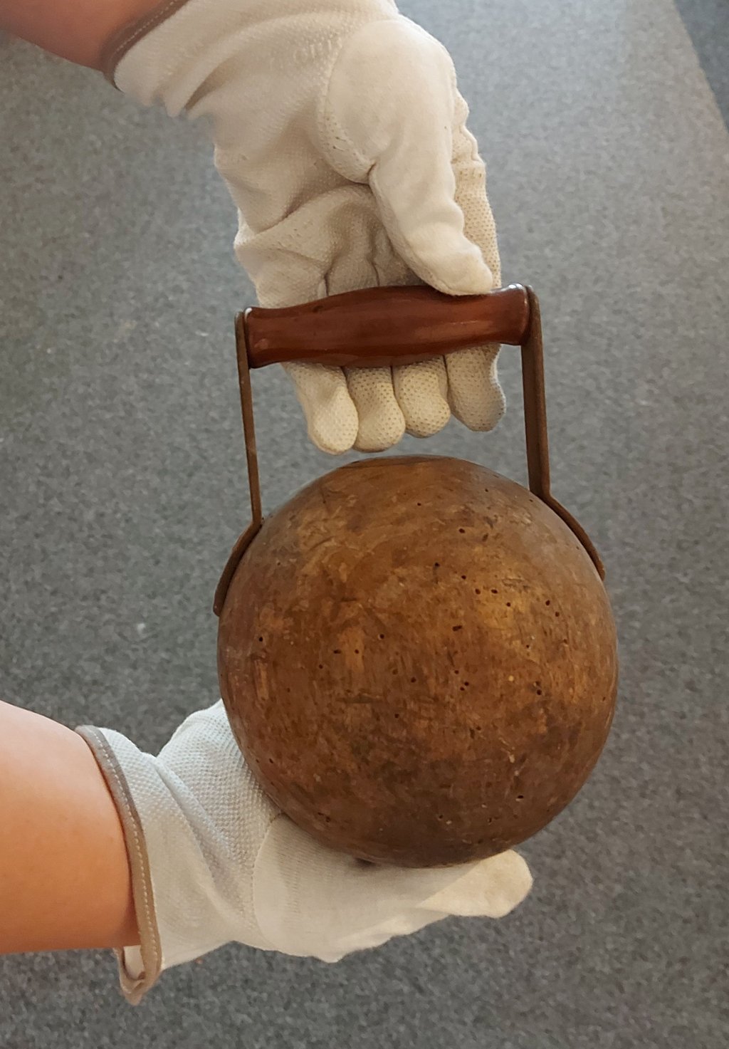 Diese Kugelhantel stammt ebenfalls aus dem Sportmuseum in Basel.