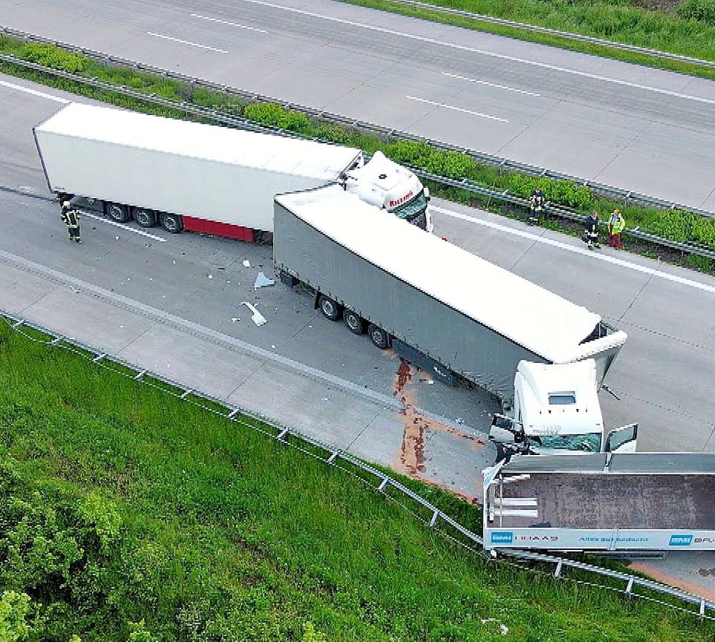 Zwei Lkw wurden bei dem Unfall auf der BAB2 am Mittwochmorgen völlig zerstört.