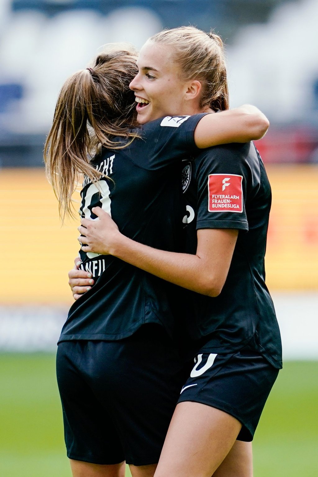 Nationalstürmerin Laura Freigang (r) freut sich auf das Pokalfinale.