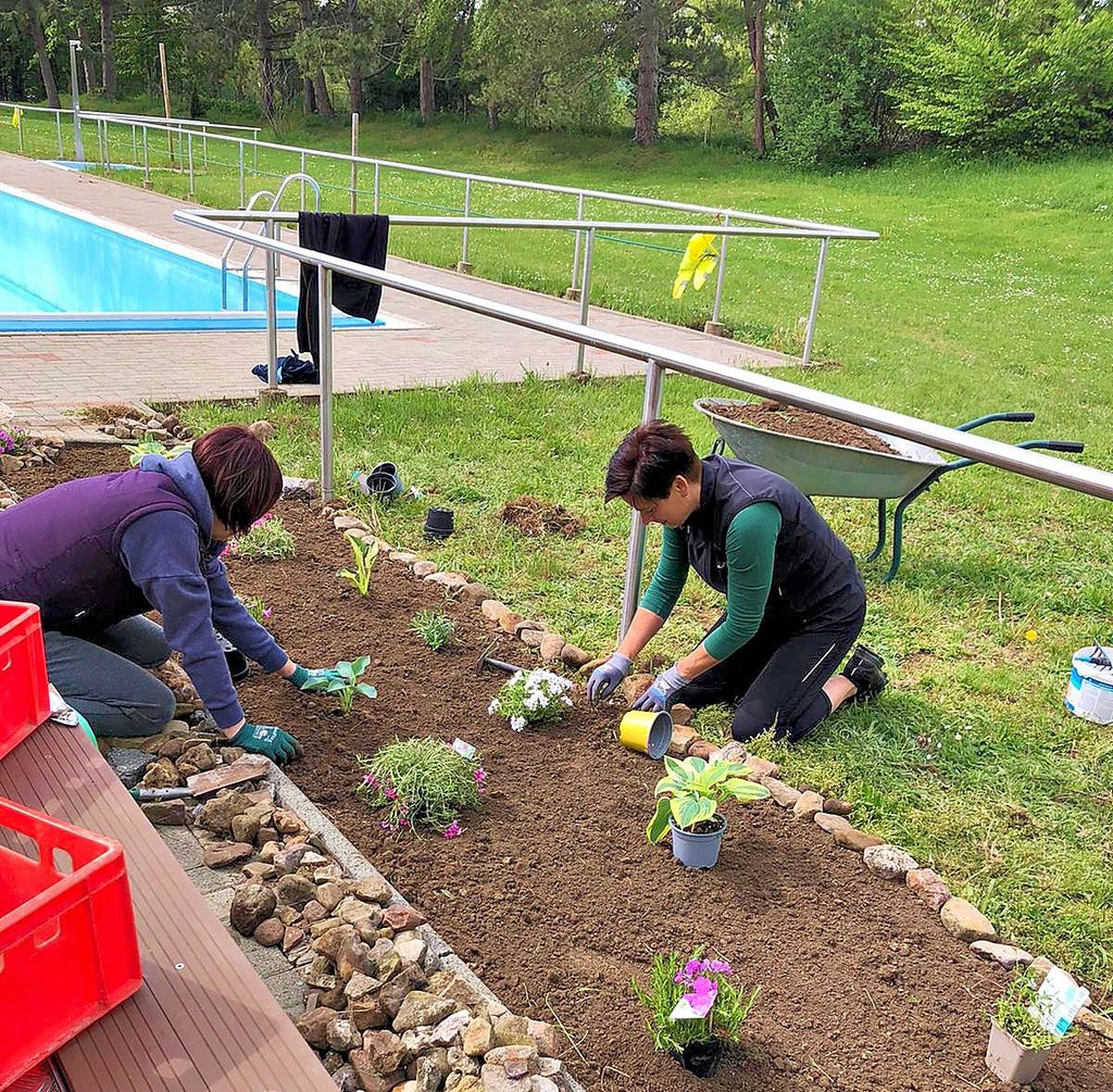 Arbeitseinsatz im Freibad Eilenstedt. Sylvana Hildebrandt und Daniela Müller (von links) beim Bepflanzen der Beete. Überall grünt und blüht es bereits.