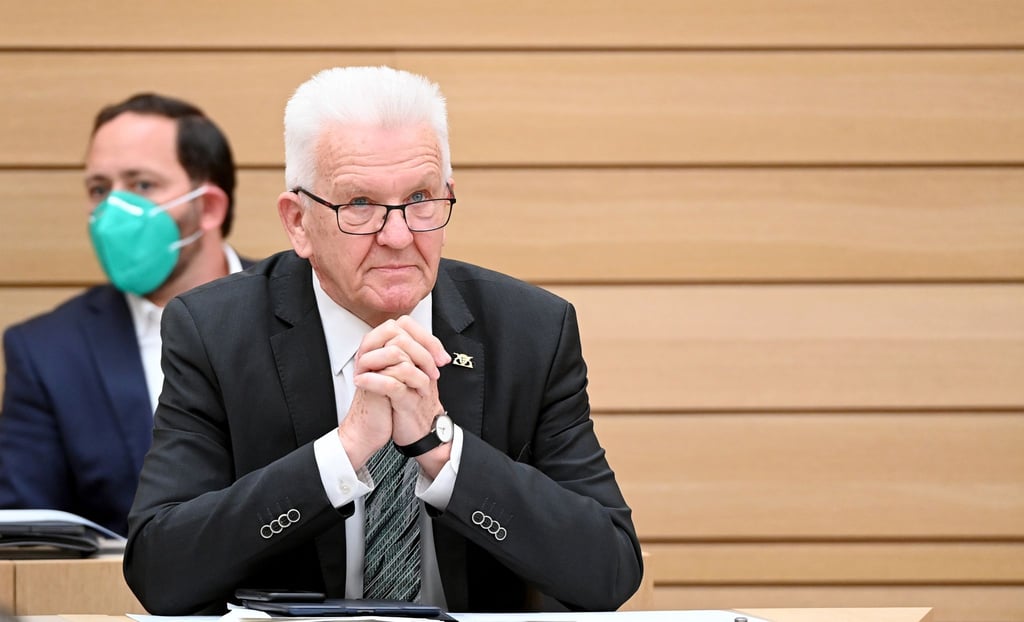 Winfried Kretschmann (Bündnis 90/Die Grünen), Ministerpräsident von Baden-Württemberg, sitzt im Landtag.