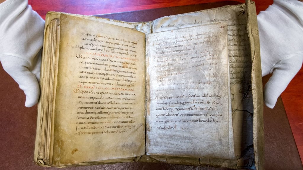 Markus Cottin, Leiter des Domstiftsarchivs und der Domstiftsbibliothek Merseburg, zeigt die originalen Merseburger Zaubersprüche. Die beiden althochdeutschen Zauberformeln befinden sich in einem Sakramentar und dürften dort im ersten oder zweiten Drittel des 10. Jahrhunderts aufgezeichnet worden sein.