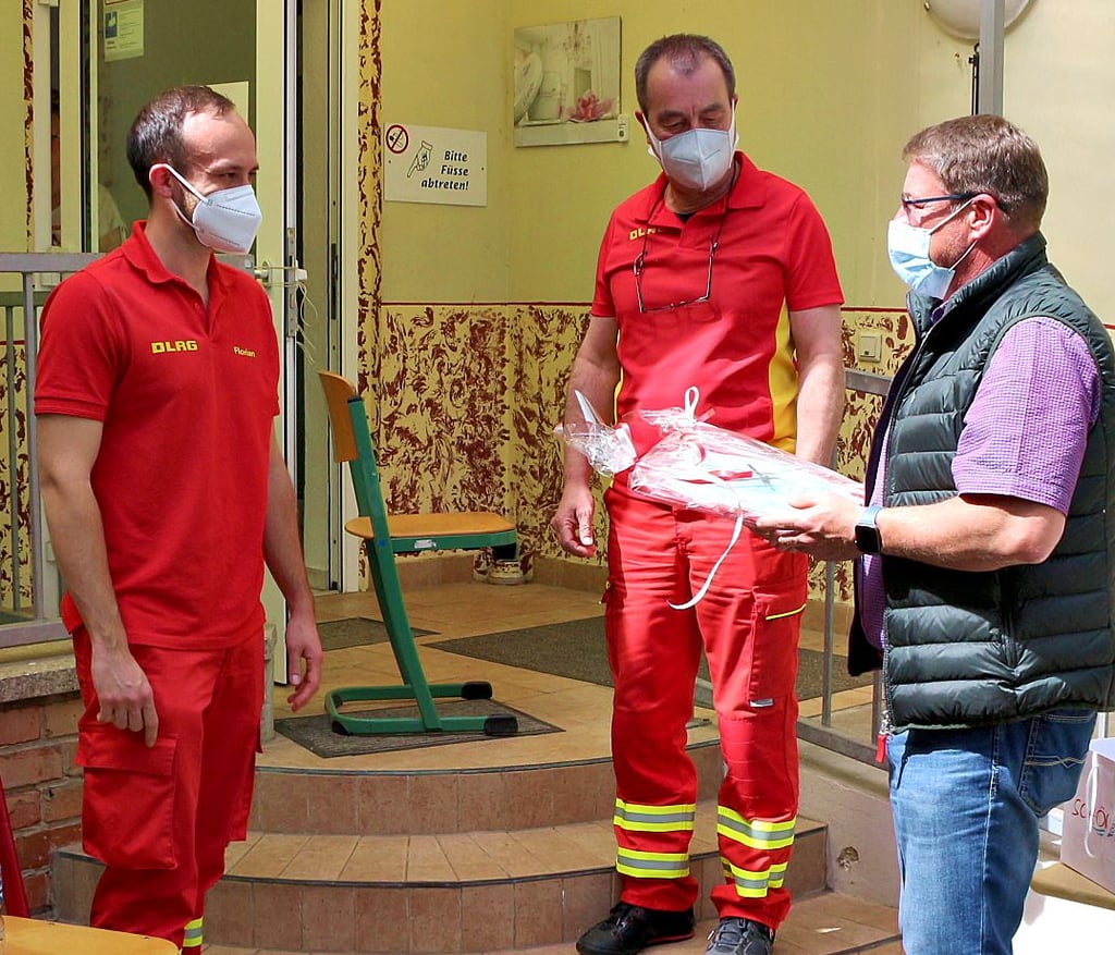 Florian Mydlak (links) und Rainer Temm (Mitte) bekommen von Oberbürgermeister Bert Knoblauch ein Dankeschön.