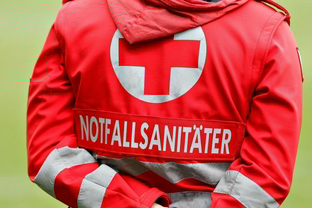 Weil die Stadt Notfallsanitäter bei der Berufsfeuerwehr befördert, soll die zusätzliche Aufgabe künftig nicht mehr extra vergütet werden.