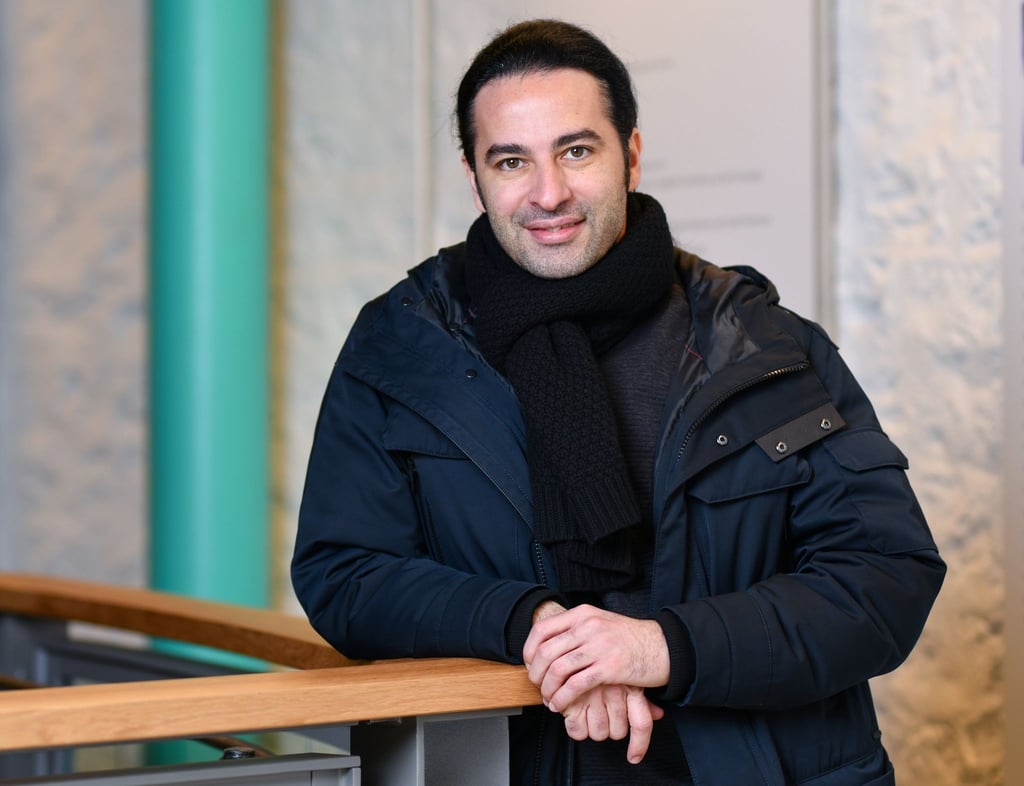 Der Comedian Bülent Ceylan steht bei einem Fototermin vor der Kamera.