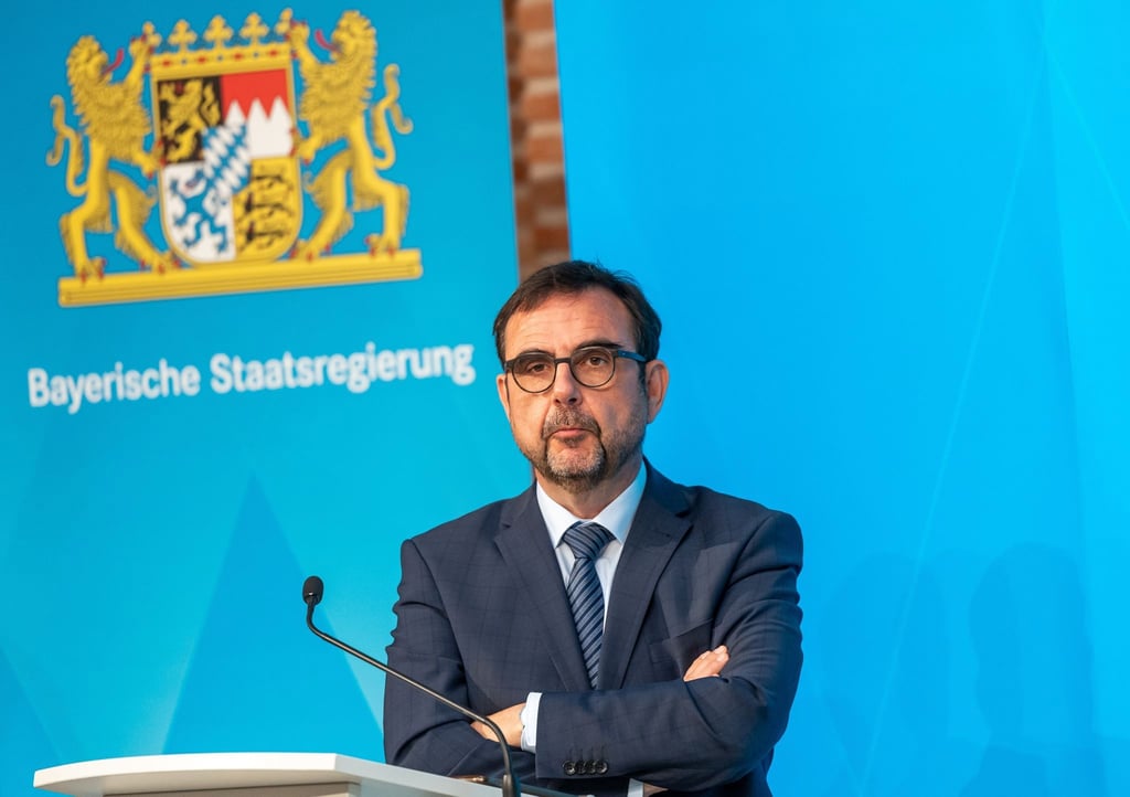 Klaus Holetschek, Staatsminister für Gesundheit und Pflege, nimmt an einer Pressekonferenz teil.