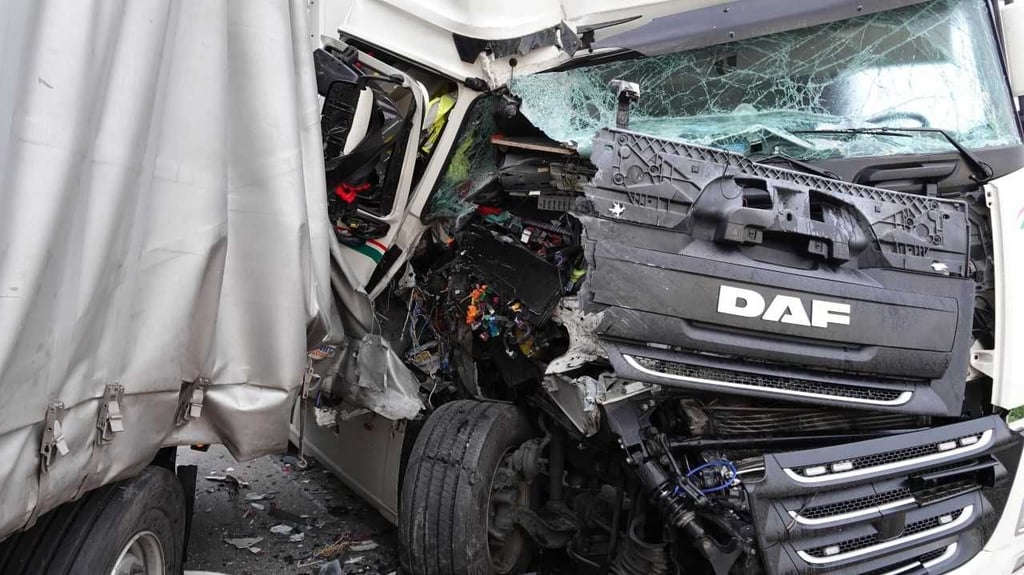 Bei einem Unfall auf der A2 in Nähe des Rasthofs Börde kollidierten am Mittwochmorgen mehrere Lkw miteinander.