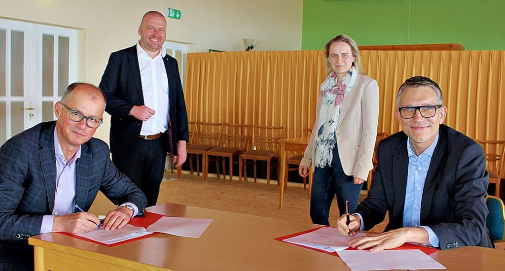 Andreas Weigel (von links), Landesvorstand der Johanniter-Unfallhilfe, Lars Menzel, Leiter der Johanniter-Akademie, Dina Maurer, Leiterin der Pflegeschule, sowie Krankenhausdirektor Michael Schmidt waren bei der Vertragsunterzeichnung in Stendal dabei.