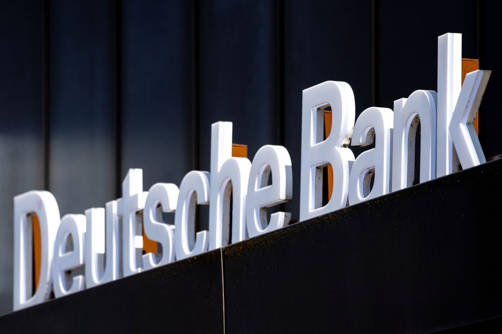 Der Schriftzug der Deutschen Bank hängt über dem Eingang an einer Filiale im Stadtzentrum.