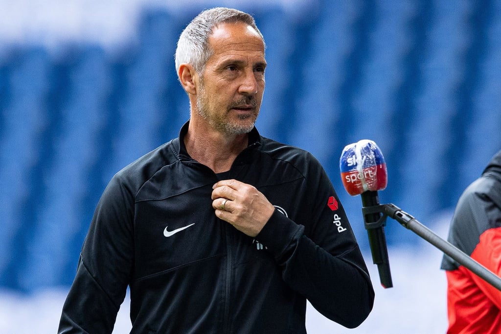 Adi Hütter steht vor einem Spiel am Spielfeldrand.