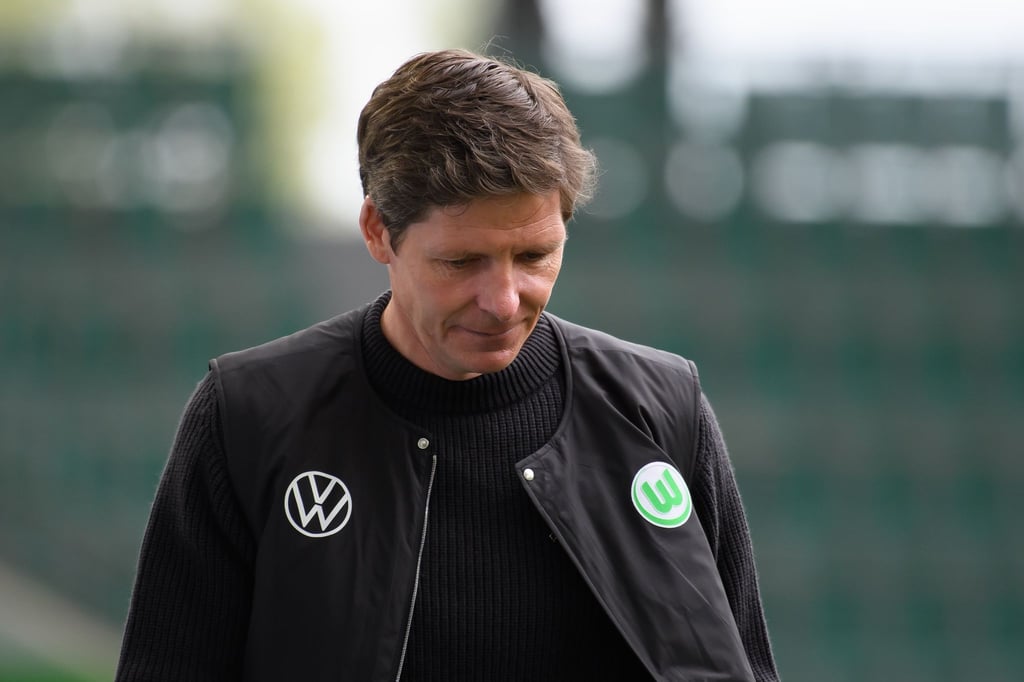 Wolfsburgs Trainer Oliver Glasner schaut auf den Boden.