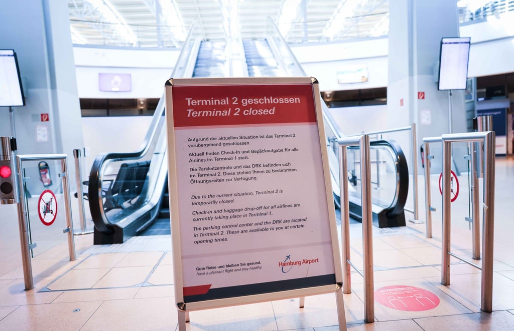 Ein Schild mit dem Hinweis „Terminal 2 geschlossen“ steht am Hamburger Flughafen.