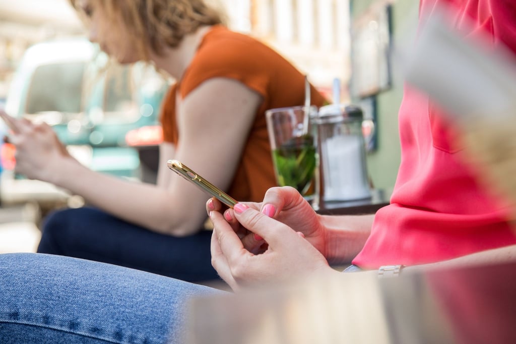 Ganz sicher unsicher ist es, im offenen WLAN eines Cafés zu surfen. Abhilfe schaffen hier VPN-Dienste oder das Internet über den Mobilfunk.
