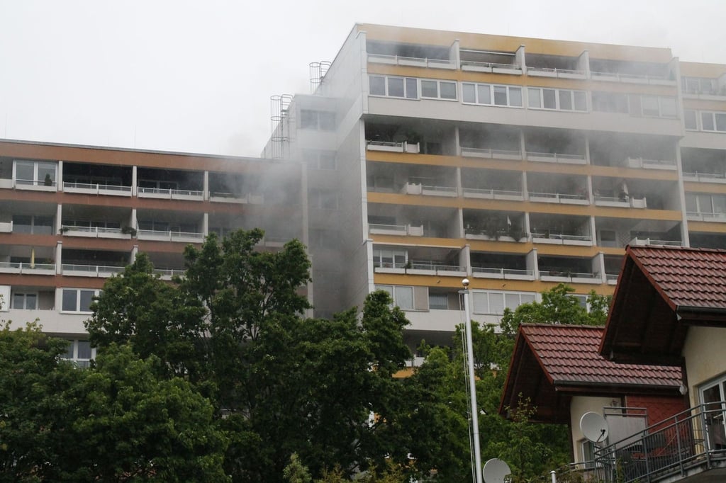 In dem Hochhaus in Südhessen ist aus bisher ungeklärter Ursache ein Feuer ausgebrochen.