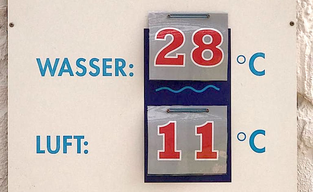 Während es draußen noch recht kalt ist, hat das Wasser des Stölpenbades wohlige 28 Grad.