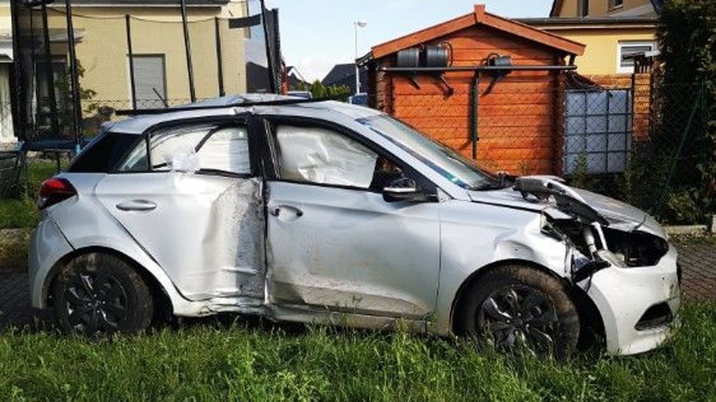 Der Hyundai-Fahrer verlor die Kontrolle über sein Fahrzeug und stieß mit einem Zaun sowie einem Baum zusammen.