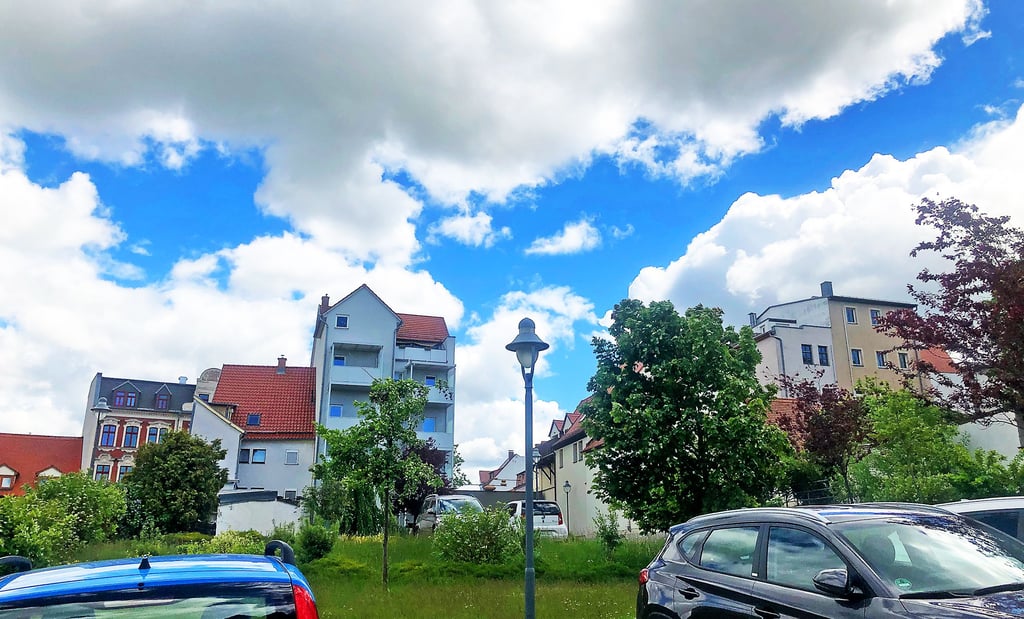Es ist eine Trendwende spürbar: Parkplatz allein reicht nicht mehr. Wohnungssuchende wollen Grün hinterm Haus, wie hier am Neumarkt.
